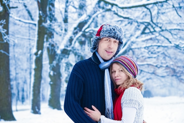 Lindo casal elegante em Winter Park em um fundo de natureza