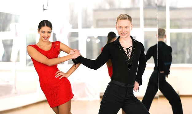 Lindo casal em dança de salão ativa dentro de casa