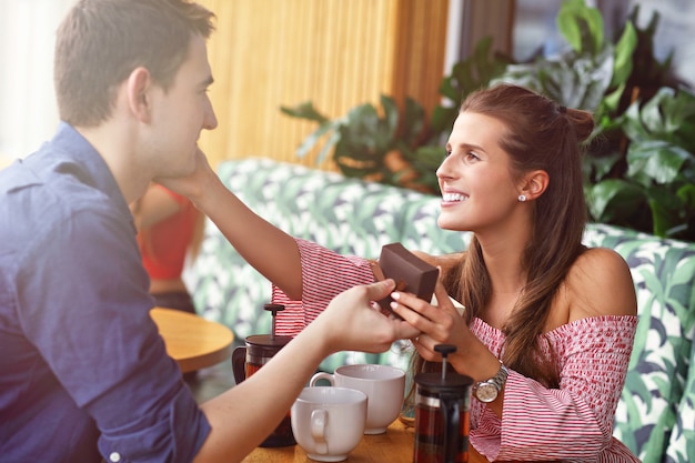 lindo casal em um encontro em restaurante