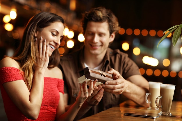 Lindo casal em um encontro no café