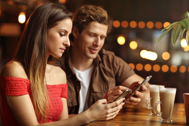 lindo casal em um encontro no café