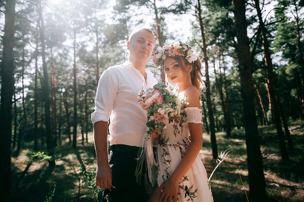 Lindo casal em uma floresta verde