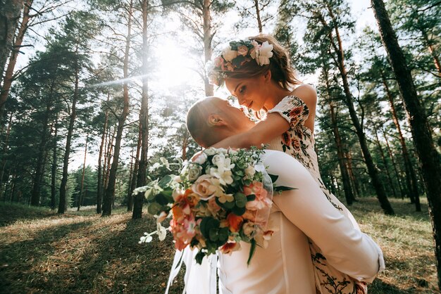 Lindo casal em uma floresta verde