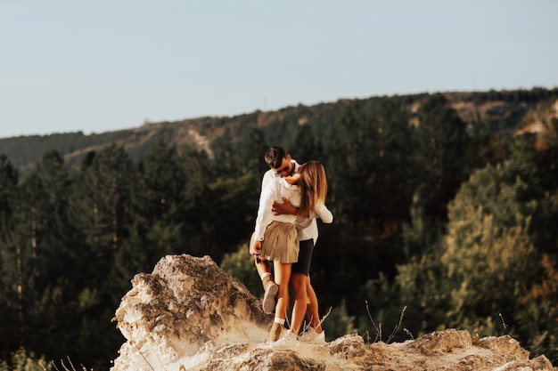 Foto lindo casal em uma montanha maravilhosa com uma vista incrível