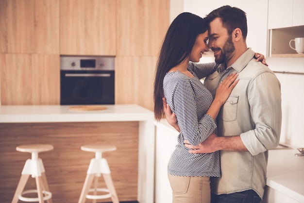 Foto lindo casal está abraçando e sorrindo.