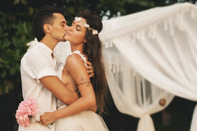 Lindo casal está comemorando seu casamento na praia