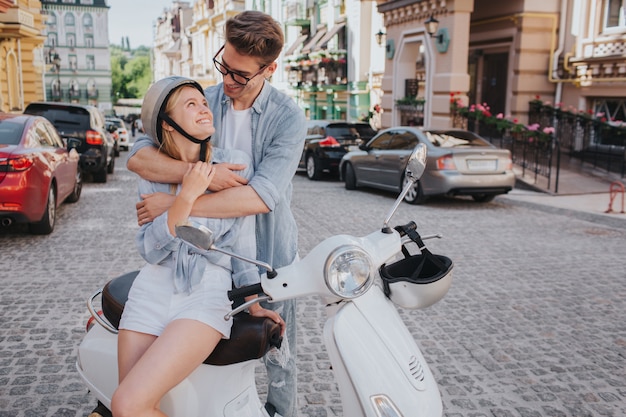 Lindo casal estão sentados juntos no motorycle