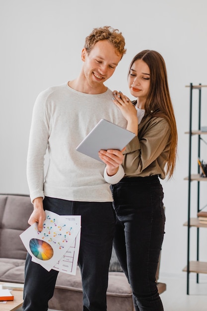 Foto lindo casal fazendo planos para reformar a casa juntos