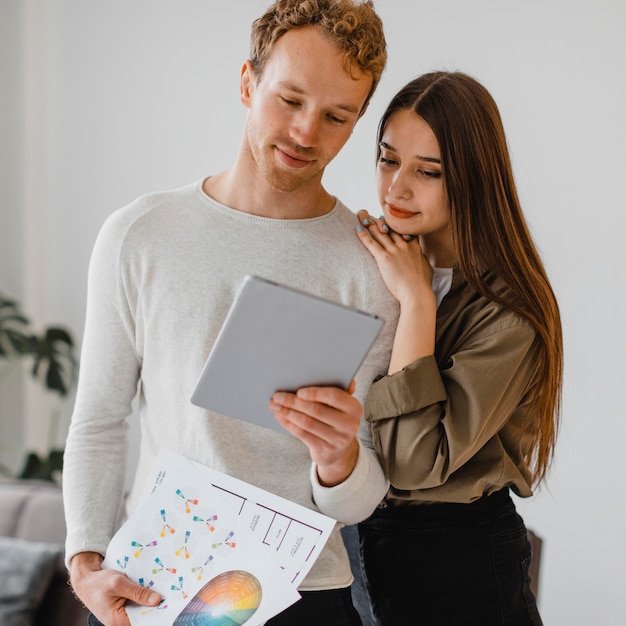 Foto lindo casal fazendo planos para reformar a casa juntos