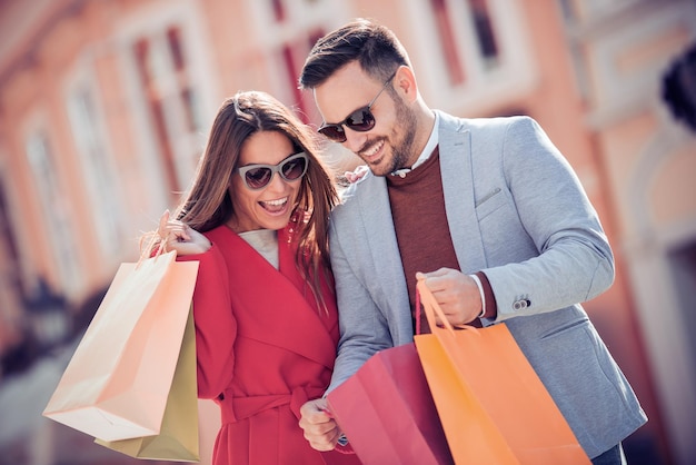 Lindo casal feliz em compras