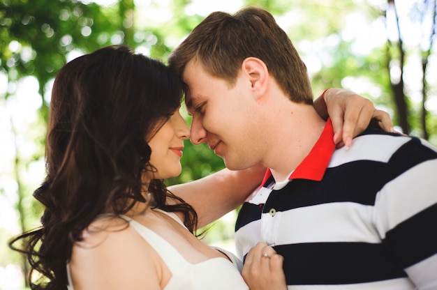 Lindo casal feliz em um parque de verão.