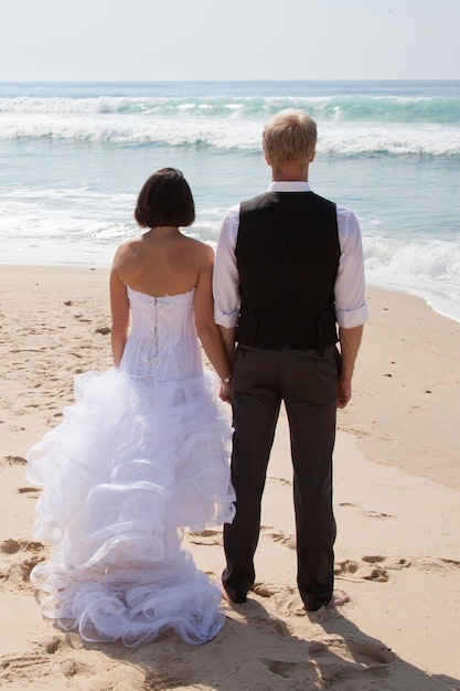 Lindo casal feliz na praia