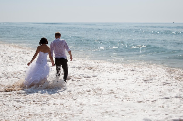 Lindo casal feliz na praia