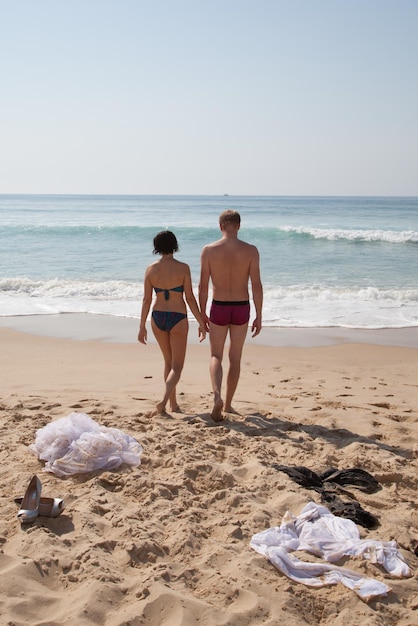 Lindo casal feliz na praia