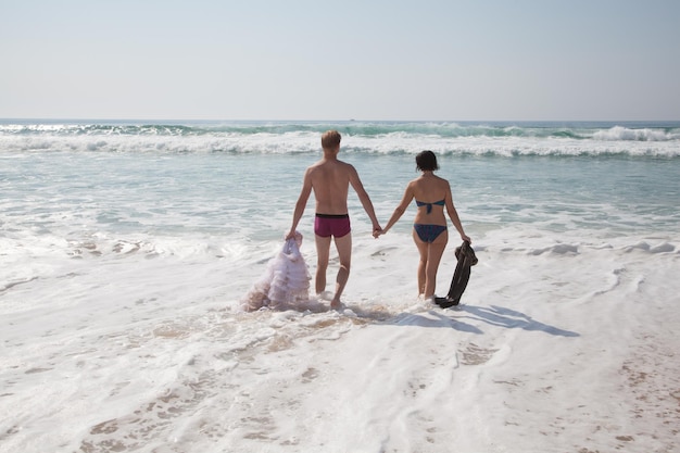 Lindo casal feliz na praia