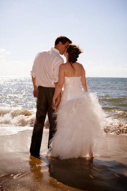 Lindo casal feliz na praia