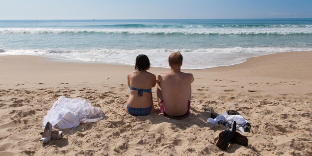 Lindo casal feliz na praia