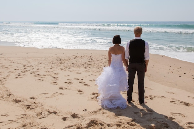 Lindo casal feliz na praia