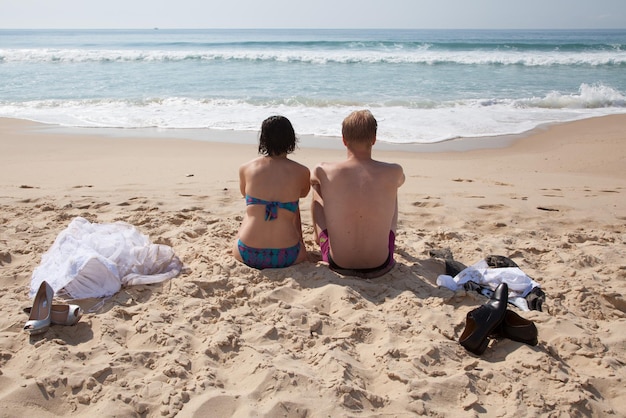 Lindo casal feliz na praia