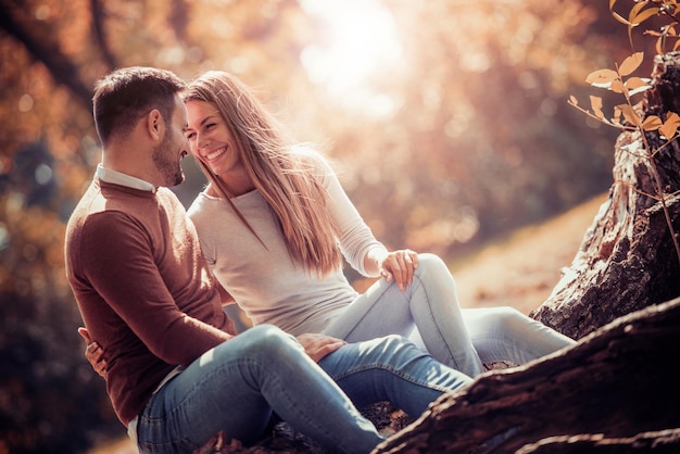 Foto lindo casal feliz