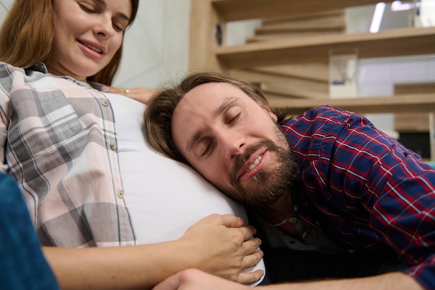 Lindo casal fofo jovem dadtobe inclinando-se suavemente na barriga de sua linda esposa grávida aproveitando a expectativa do bebê juntos Gravidez feliz e despreocupada e conceito de relacionamentos familiares