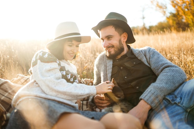 Lindo casal hipster com gato Casal vestindo lindos chapéus e blusas Estilo de vida