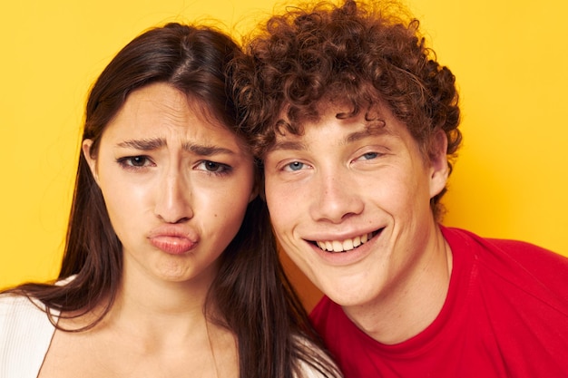 Lindo casal jovem amizade posando abraços juntos fundo isolado inalterado