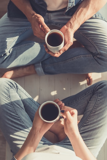 lindo casal jovem bebendo café