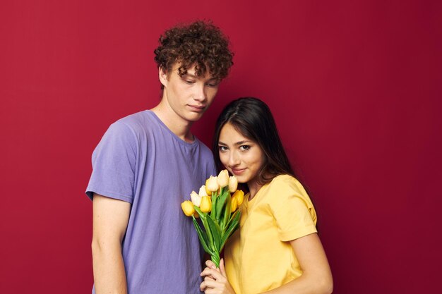 Lindo casal jovem buquê de presente de flores divertido fundo isolado inalterado