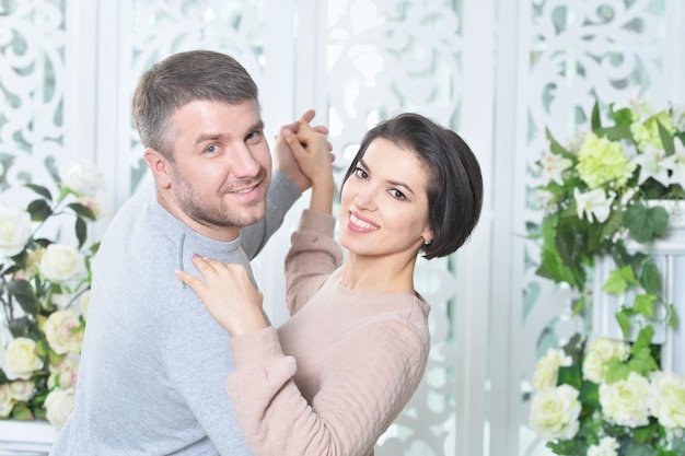 Lindo casal jovem dançando