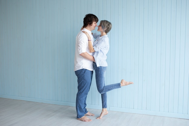 Lindo casal jovem em casa. abraçando, beijando e gostando de passar o tempo juntos enquanto comemoramos o dia dos namorados