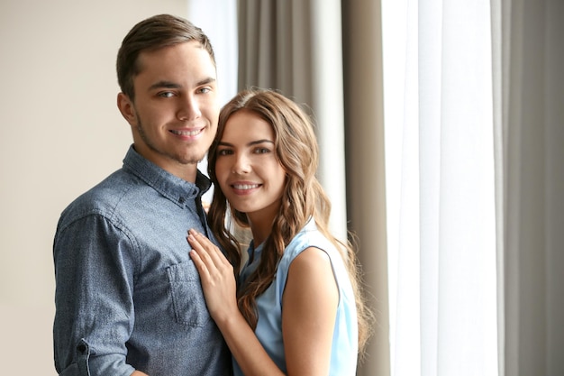 Lindo casal jovem em casa