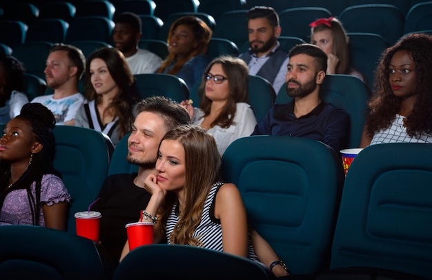 Lindo casal jovem em um encontro no cinema