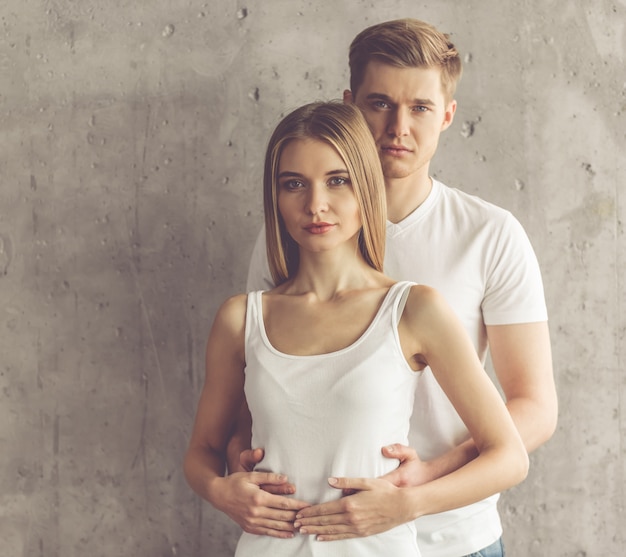 Lindo casal jovem está abraçando