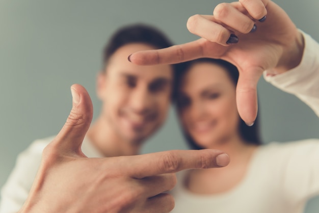 Lindo casal jovem está fazendo moldura