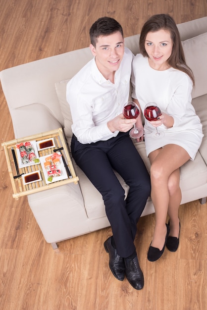 Lindo casal jovem está sentados juntos.