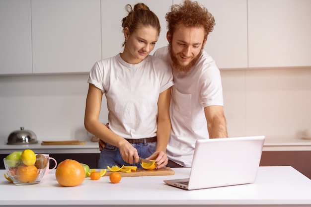 Lindo casal jovem falando em videochamada usando o laptop.