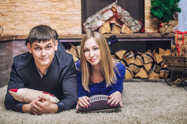 Lindo casal jovem homem e mulher juntos no feliz natal