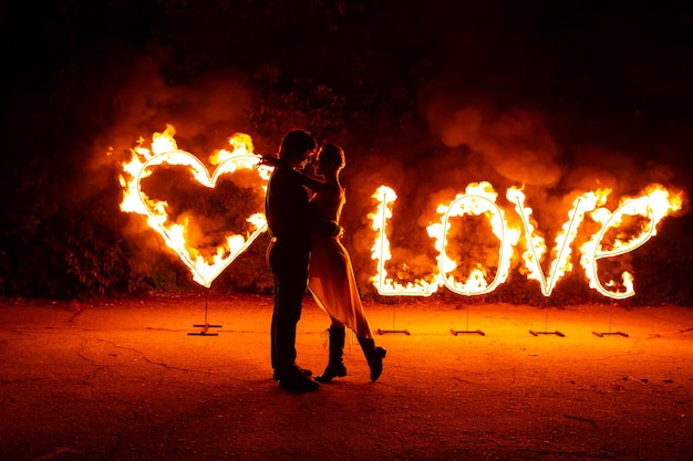 Lindo casal jovem juntando-se e sorrindo. Amando tudo sobre ela.