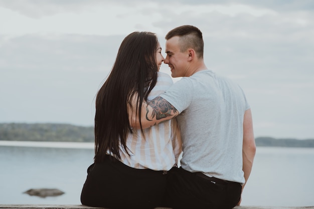 Lindo casal jovem perto de um rio