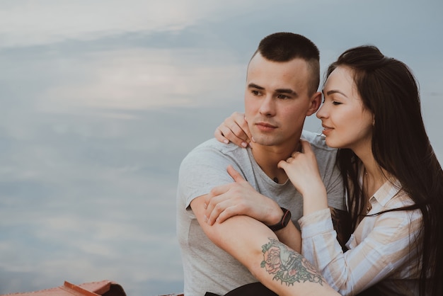 Lindo casal jovem perto de um rio