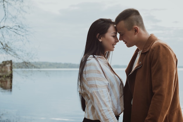 Lindo casal jovem perto de um rio