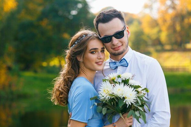 Lindo casal jovem posando para cerimônia de casamento