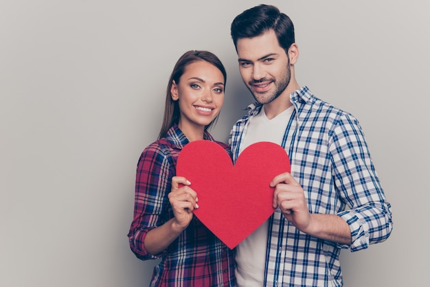 Lindo casal jovem se divertindo juntos