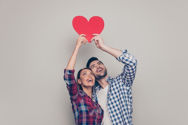 Foto lindo casal jovem se divertindo juntos