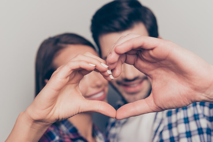 Foto lindo casal jovem se divertindo juntos
