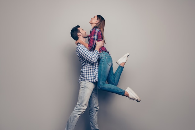 Lindo casal jovem se divertindo juntos