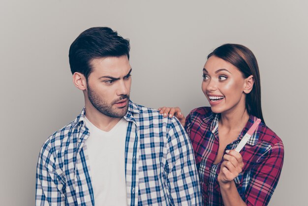 Lindo casal jovem se divertindo juntos