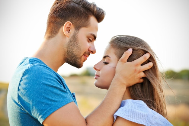 Lindo casal jovem sensual abraçando closeup