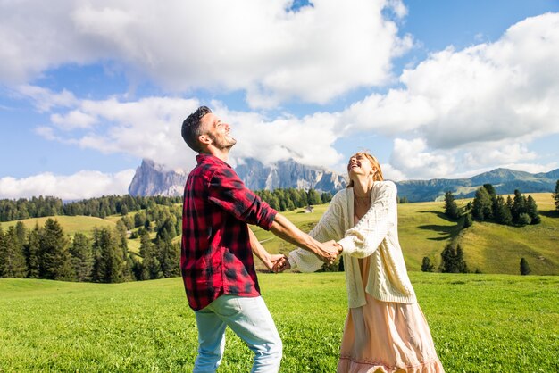 Lindo casal jovem viajando na itália dolomitas. dois amantes em um passeio de um dia na natureza